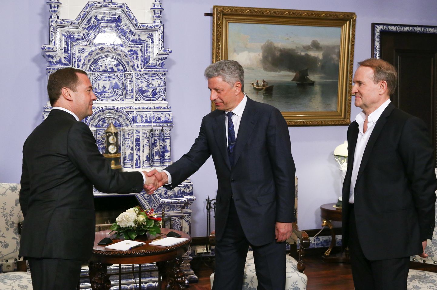Dmitri Medvedevi ja Juri Boiko (keskel) kohtumine.