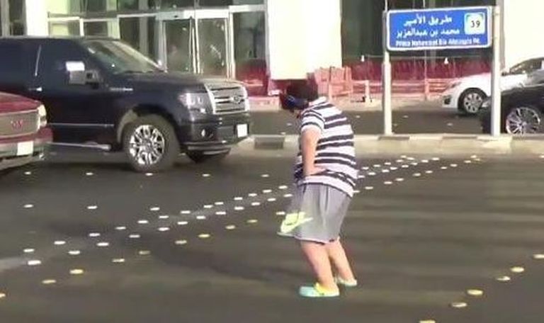 Saudi Araabia poiss tantsis tänaval «Macarena» järgi