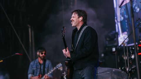 GALERII JA REPORTAAŽ ⟩ Kings of Leon Tallinnas: naaseme siia nii kaua, kuni meiegi näod on Unibet Arena kvartali seinal