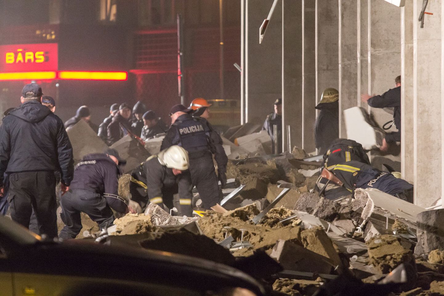 Tuletõrjujad ja politseinikud Riia Maxima rusude juures 22. novembril 2013. Katastroof nõudis 54 elu.