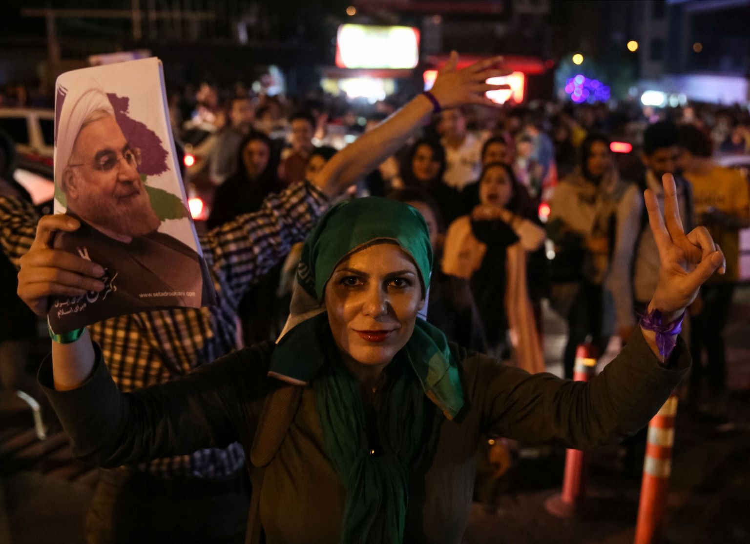 Iraani presidendiks valitud Hassan Rouhani toetajad kogunesid õhtul Teherani tänavatele võitu tähistama.