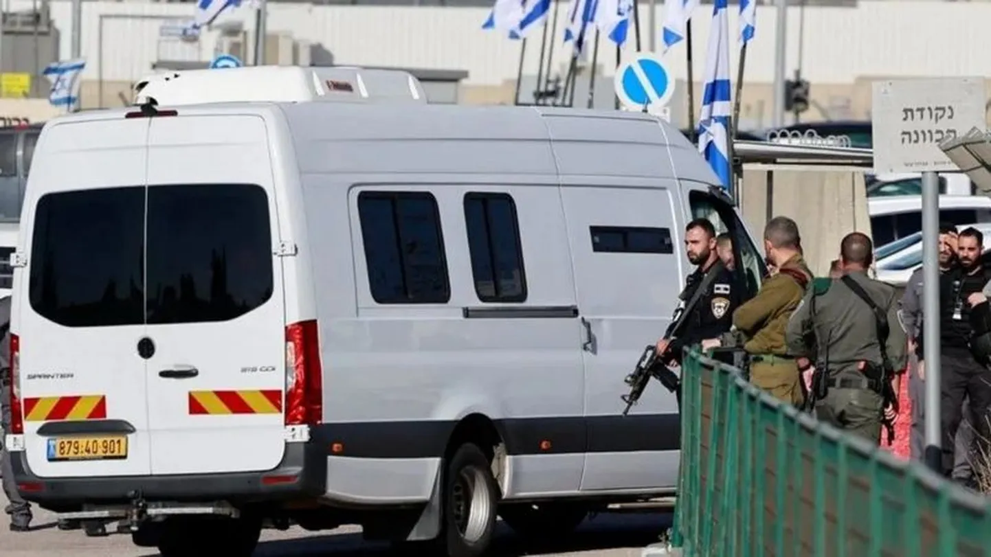 Автобус везет палестинских заключенных, выпущенных Израилем по обмену.