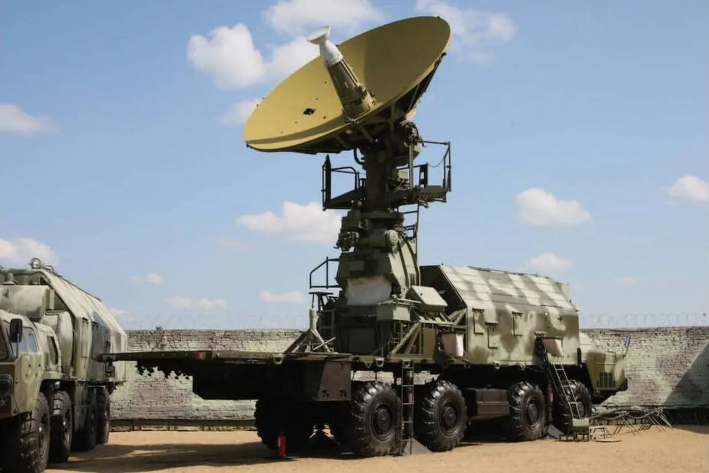 Ehkki Venemaa statsionaarne satelliidivastane süsteem Tobol on ehitatud erinevatesse kohtadesse maa peal, plaanitakse ka selle mobiilset varianti, kirjutab Ukraina väljaanne Defense Express. Pildil on mobiilne satelliitide jälgimise seade Fazan, mis võiks olla just sellise lahenduse kandmiseks sobiv kandidaat.