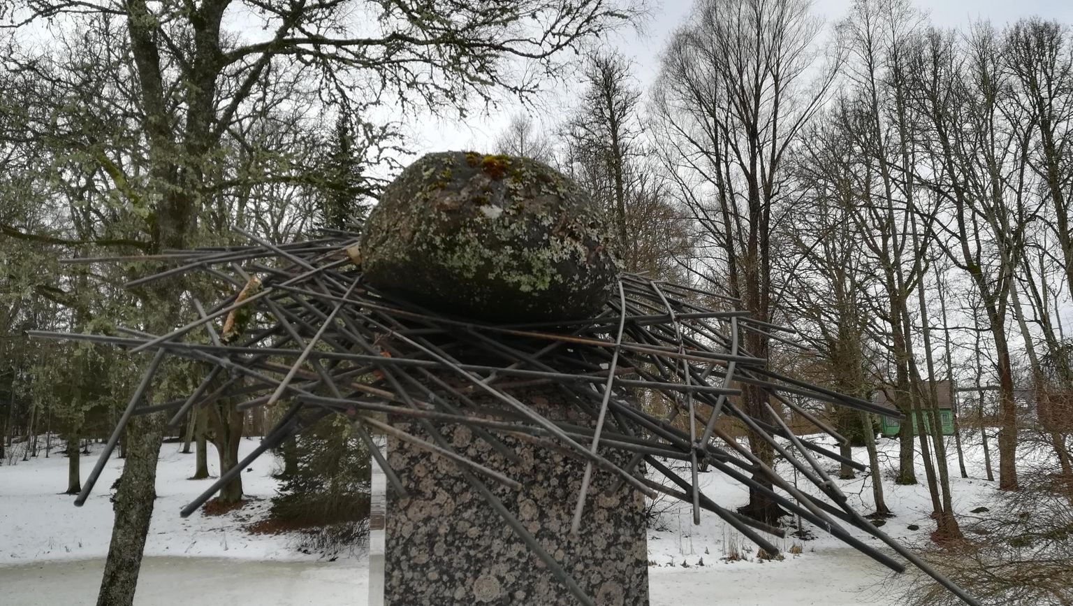 Kunstnik Tiiu Kirsipuu valmistatud Jaigi kaarnakivi monument ootab uudistajaid Rõuge pargis. 