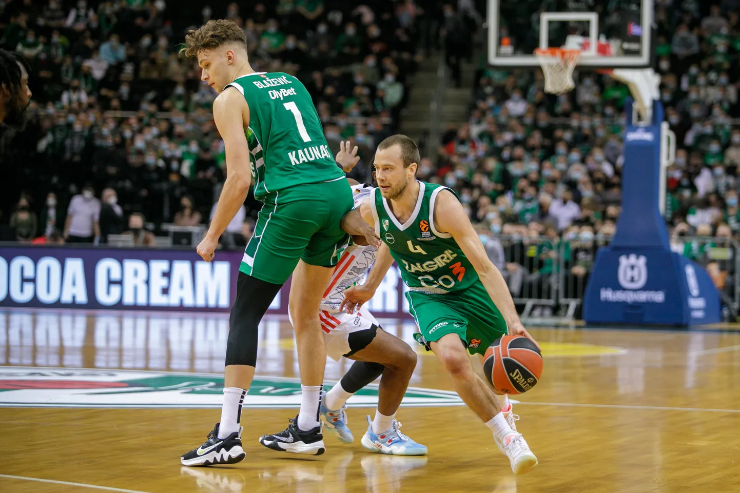 Lukas Lekaviciuse (palliga) 14 punkti Kaunase Žalgirist valusast koslepist ei päästnud.