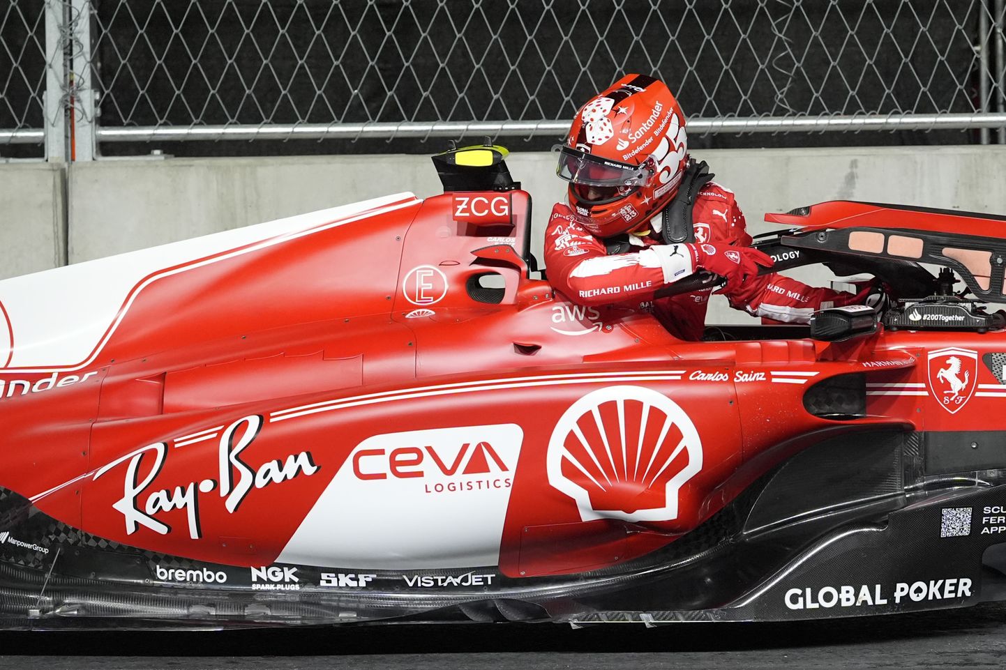 Ferrari piloot Carlos Sainz vormelist välja ronimas.