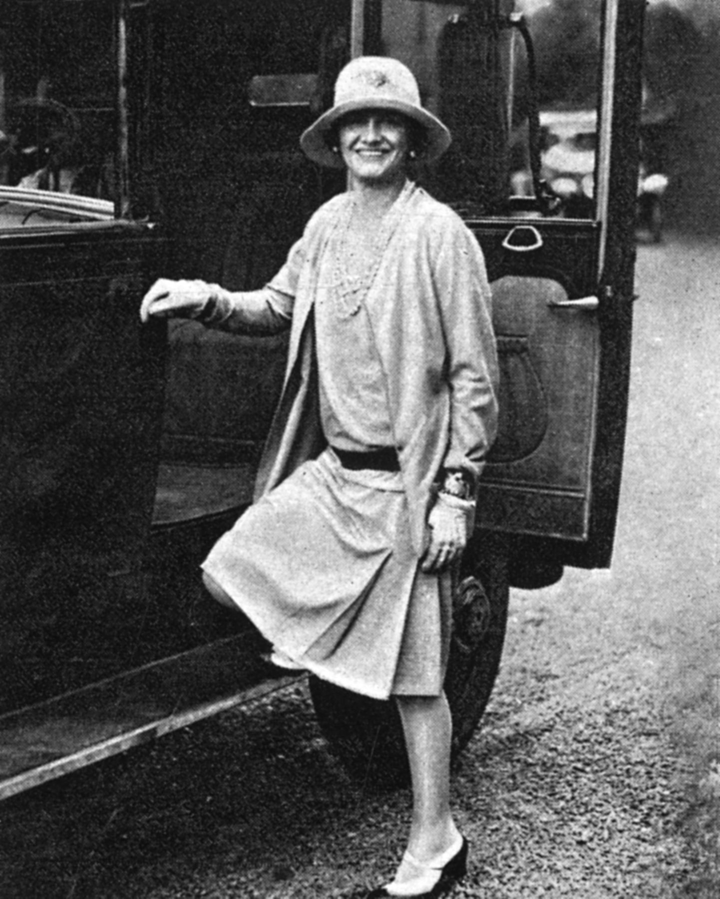 Prantsuse moedisainer Gabrielle (Coco) Chanel (1883-1971) 1928. aastal oma auto juures.