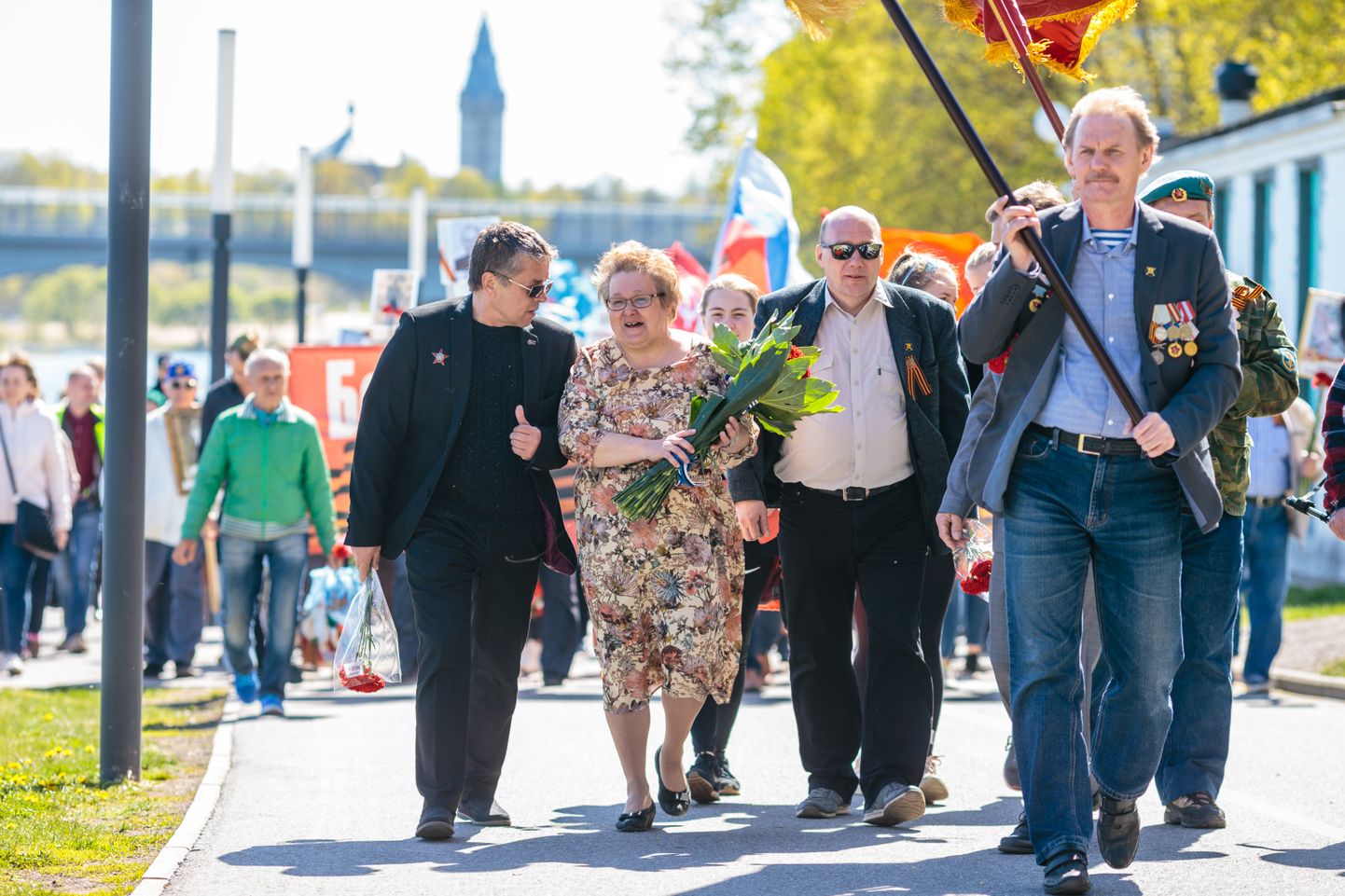 Организатор краснознаменных шествий на 9 мая - депутат Нарвского горсобрания, бывшая центристка Лариса Оленина (в центре) дошла до членства во фракции партии EKRE, считая ее оплотом консерватизма.