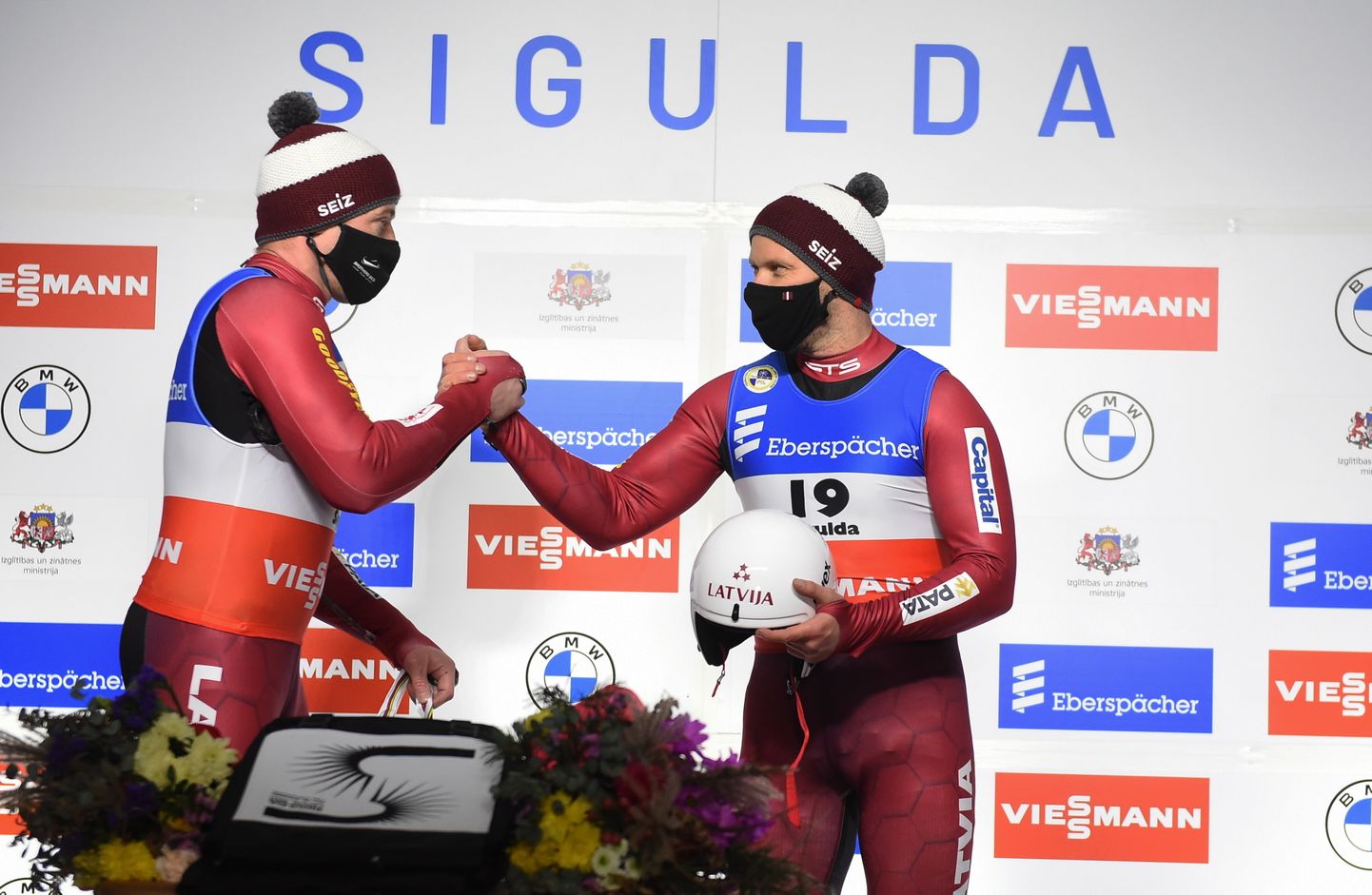 Zelta medaļas ieguvēji brāļi Andris (no kreisās) un Juris Šici piedalās 52. FIL Eiropas čempionāta un Eberspacher Pasaules kausa sestā posma kamaniņu sportā uzvarētāju apbalvošanas ceremonijā Siguldas bobsleja un kamaniņu trasē.