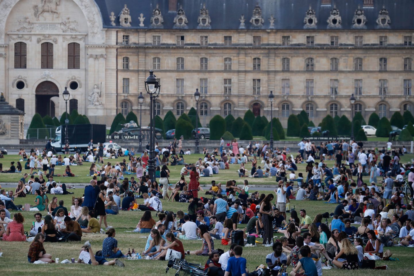 Inimesed Pariisis Les Invalides'i lähedal kuumalaine ajal piknikku pidamas.