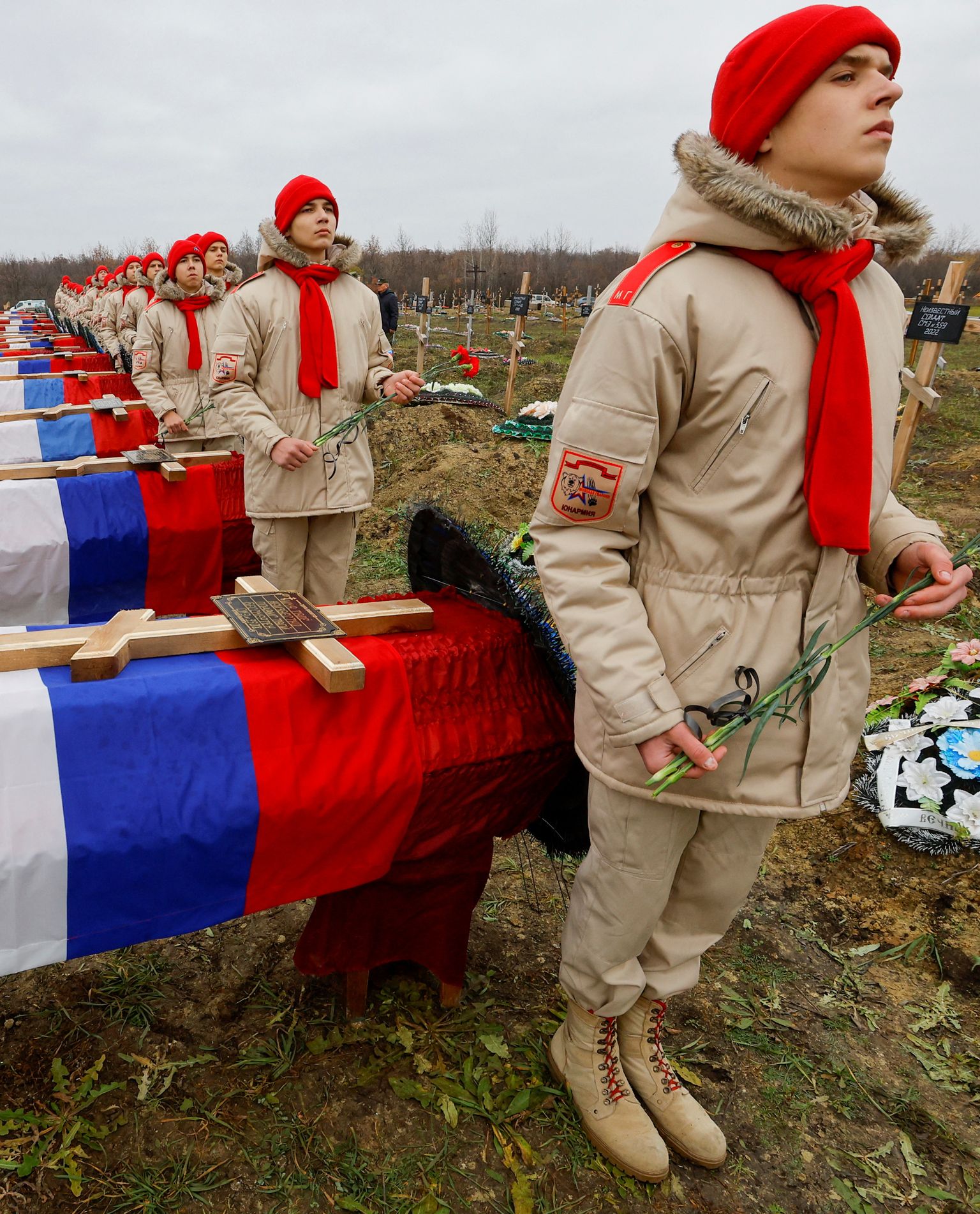 11 ноября в Луганске похоронили 38 погибших российских солдат. В то же время псковский наемник Андрей Васильев, выживший в бою и вернувшийся к своим, был заперт в подвале вместе с товарищами.
