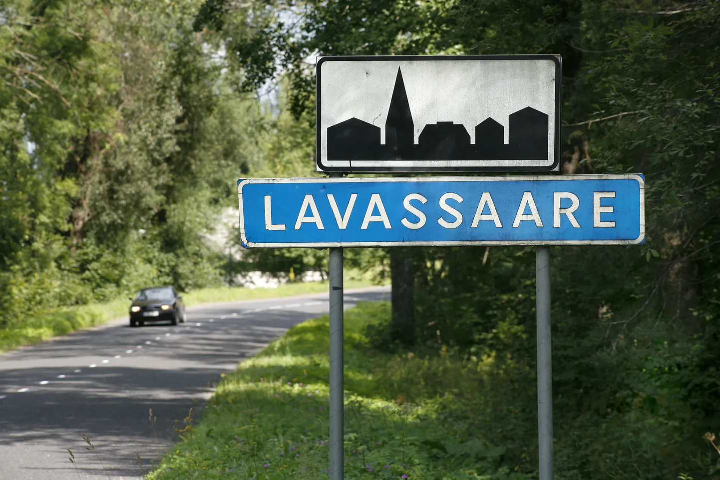 Lavassaare asulast teatav liiklusmärk.