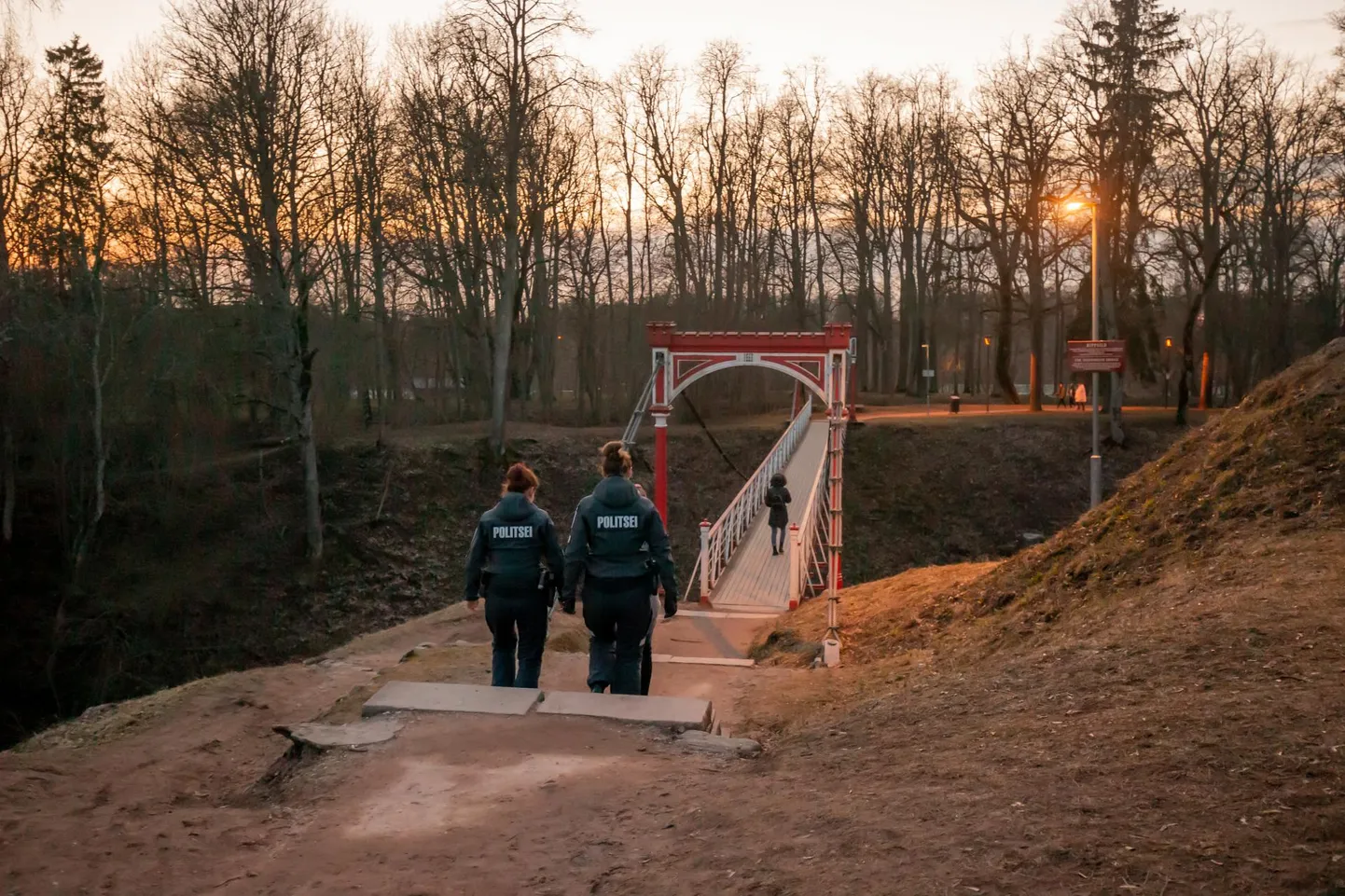 Eriolukorrast johtuvalt tuleb politseinikel kontrollida ka seda, kas inimesed peavad kinni 2 + 2 reeglist.