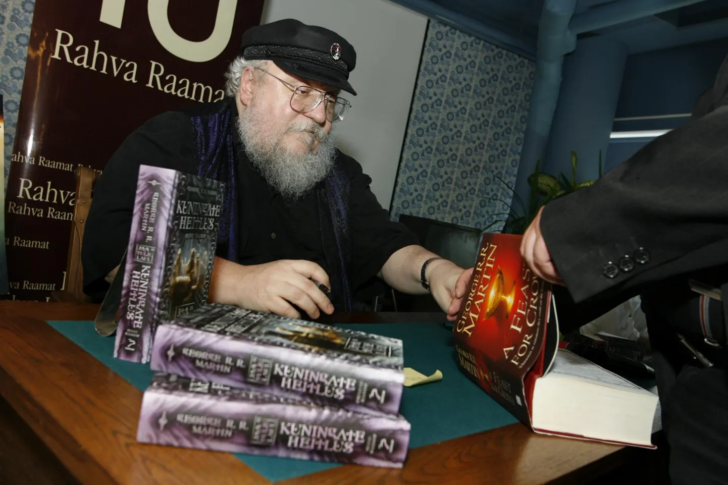 George R. R. Martin kohtumas 2009. aastal Rahva Raamatus lugejatega.