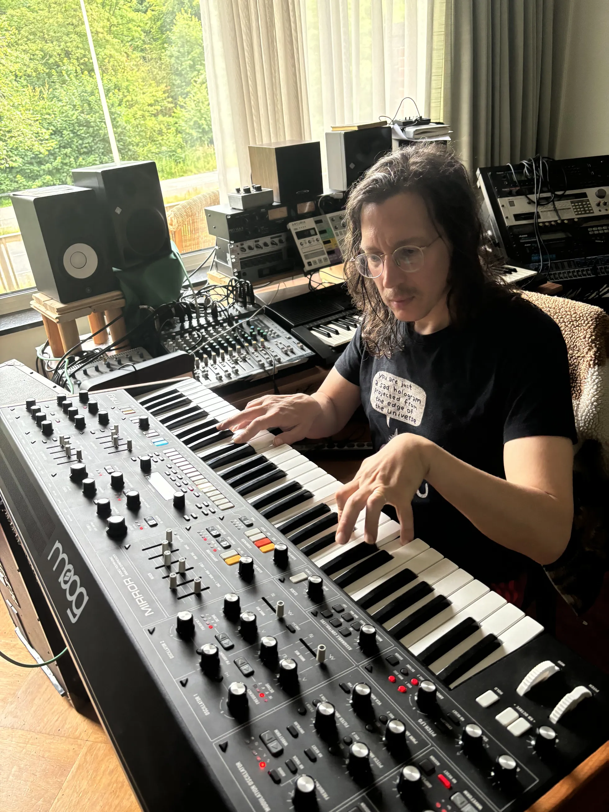 Muusik Legowelt oma stuudios.