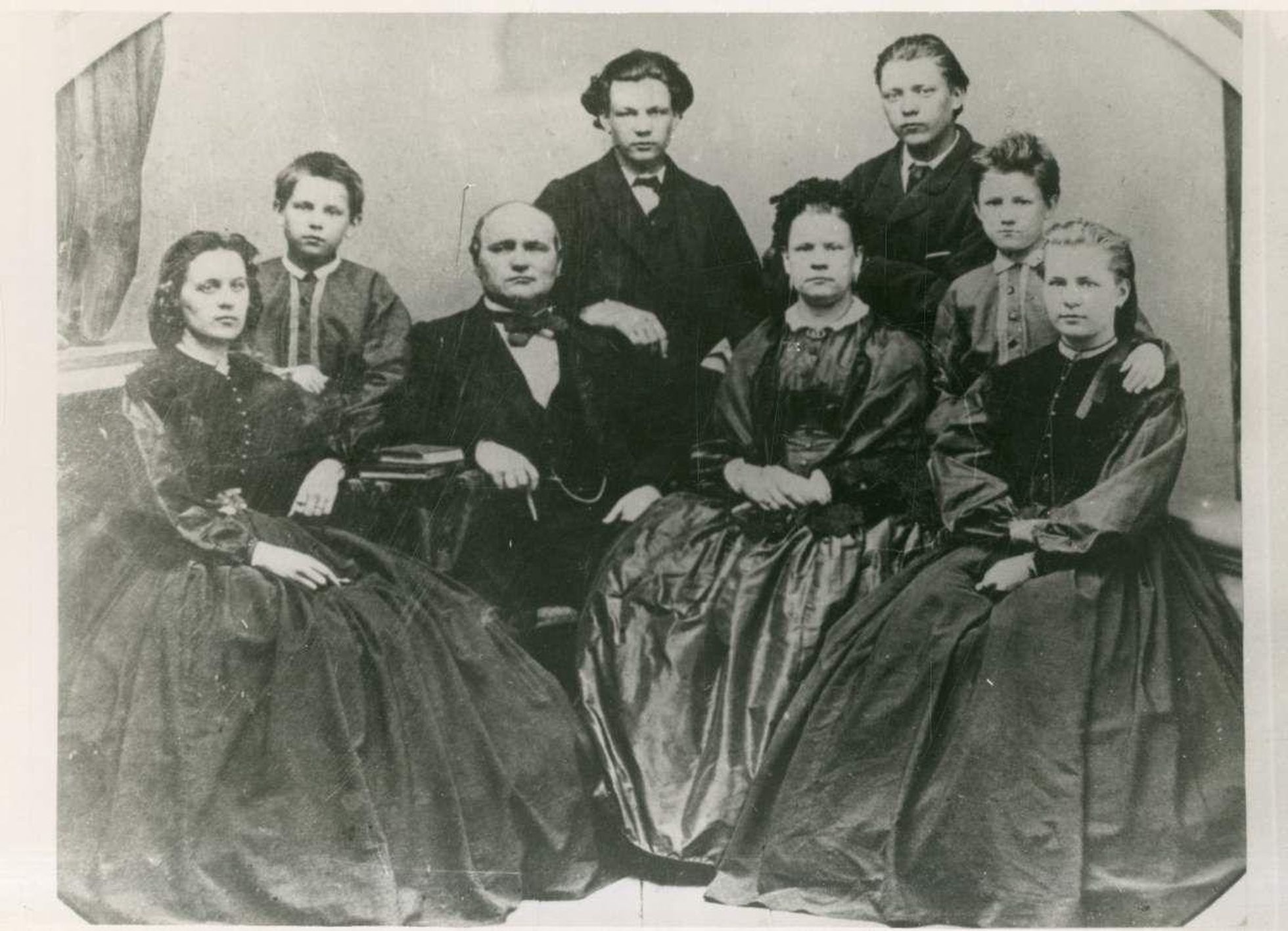 1863. aasta detsembris kolis Jannsenite pere Tartusse. Järgmisel aastal ilmus Tartus Eesti Postimees ja selle ­lisalehed.