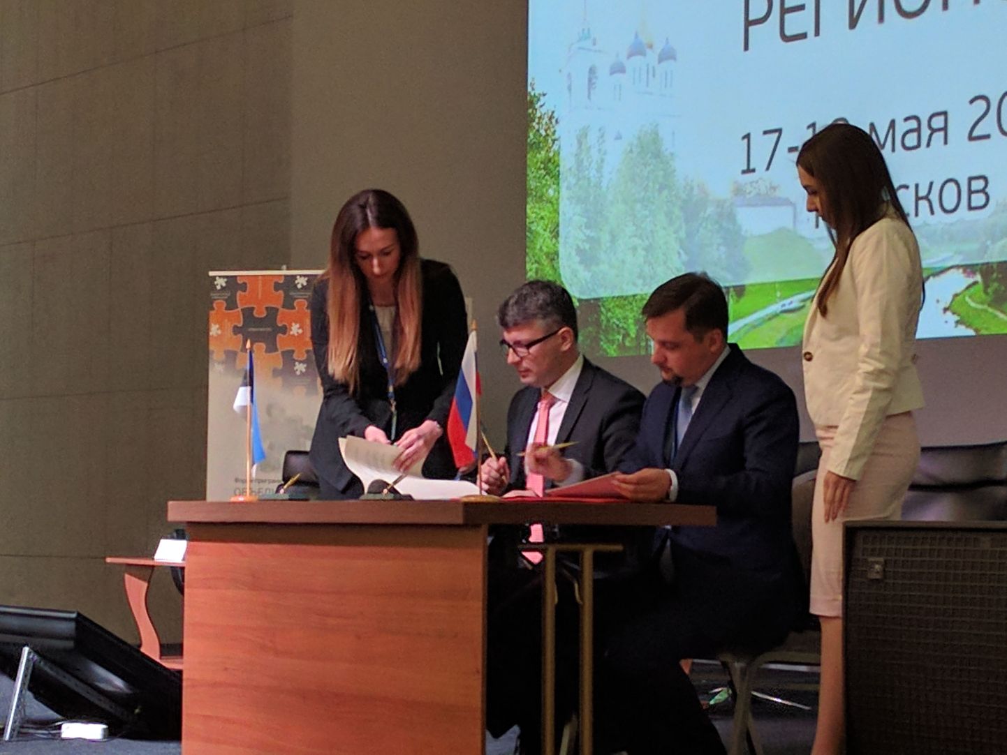 Михаил Корб подписывает соглашение о трансграничном сотрудничестве с Россией. Псков, 18 мая 2017 года.