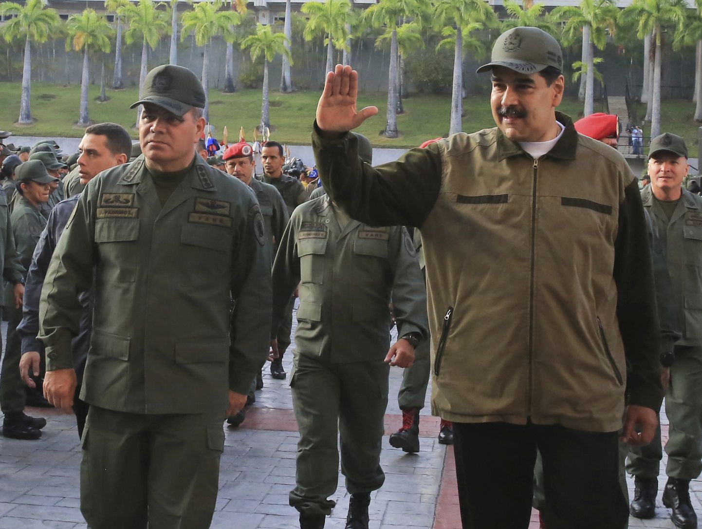 Venezuela president Nicolás Maduro (paremal) koos kaitseministri Vladimir Padrino Lópezega (vasakul).
