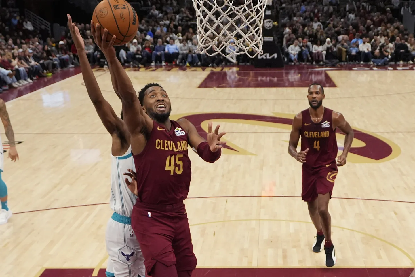 NBA spēlētājs Donovans Mičels (ar bumbu)