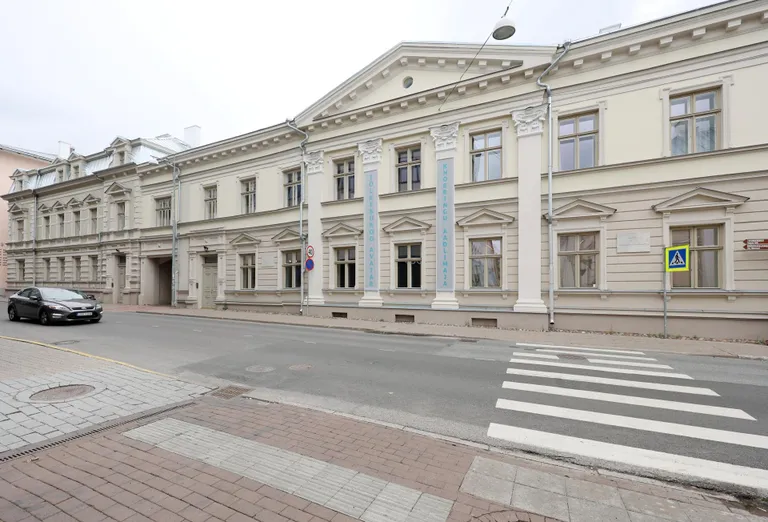 Kui jalutada Tartus mööda Rüütli tänavat botaanikaaia poole, siis lõpuks on Knorringu aadlimaja risti tee peal ees.