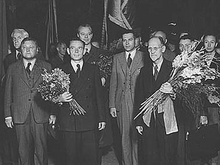 Latvijas Tautas valdības priekšsēdētājs Augusts Kirhenšteins (no labās), iekšlietu tautas komisārs Vilis Lācis, izglītības tautas komisārs Jūlijs Lācis (otrajā rindā vidū) 1940. gadā.