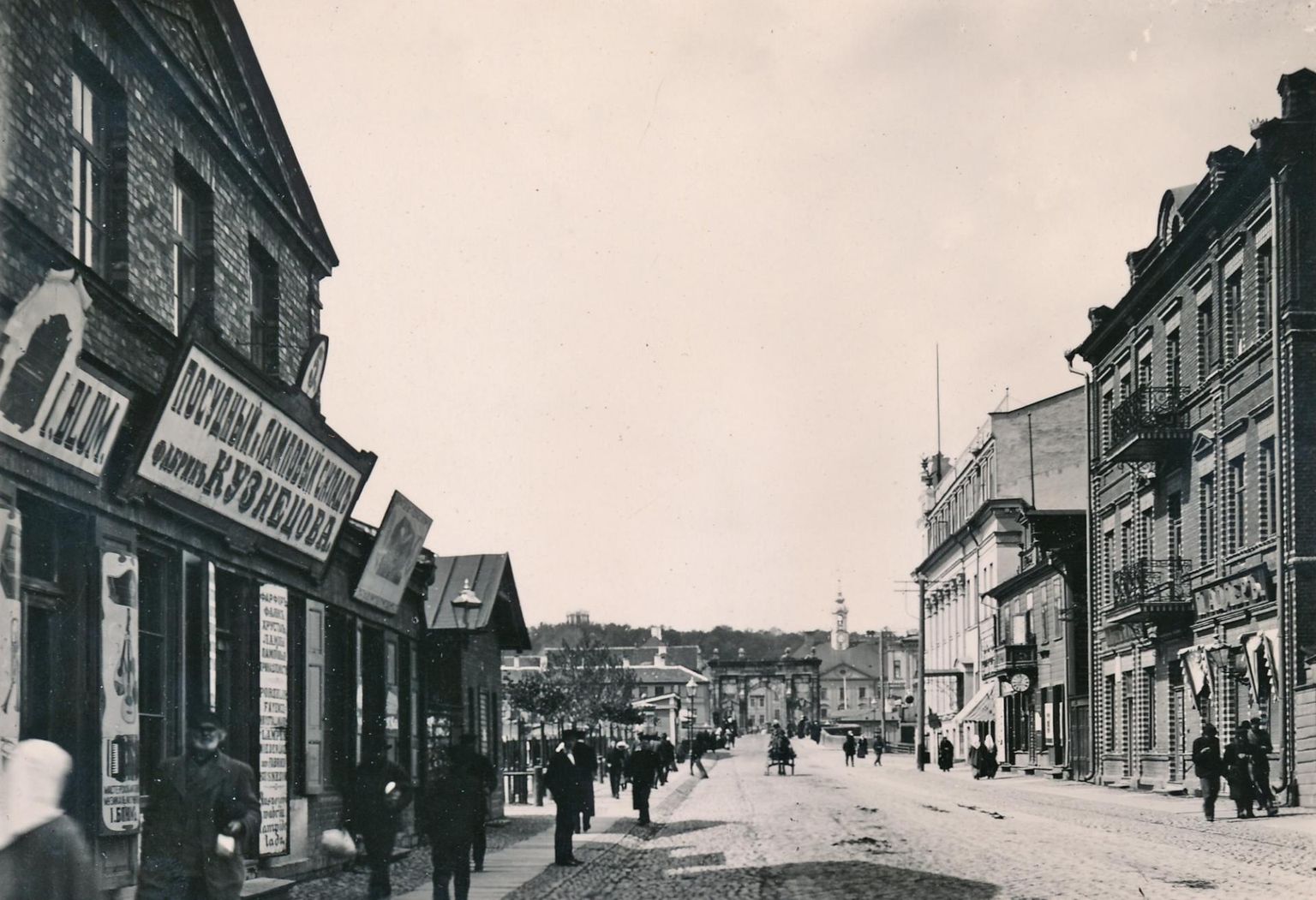 Raatuse tänav 20. sajandi alguses, vaade kesklinna suunas. Vasakul kuulus Kuznetsovi portselanipood.