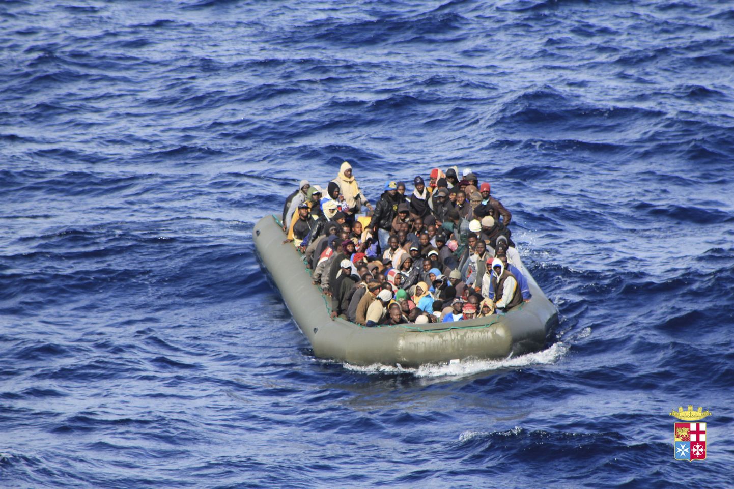 Itaalia mereväe eilne jäädvustus Sitsiilia lähedalt leitud põgenikepaadist.