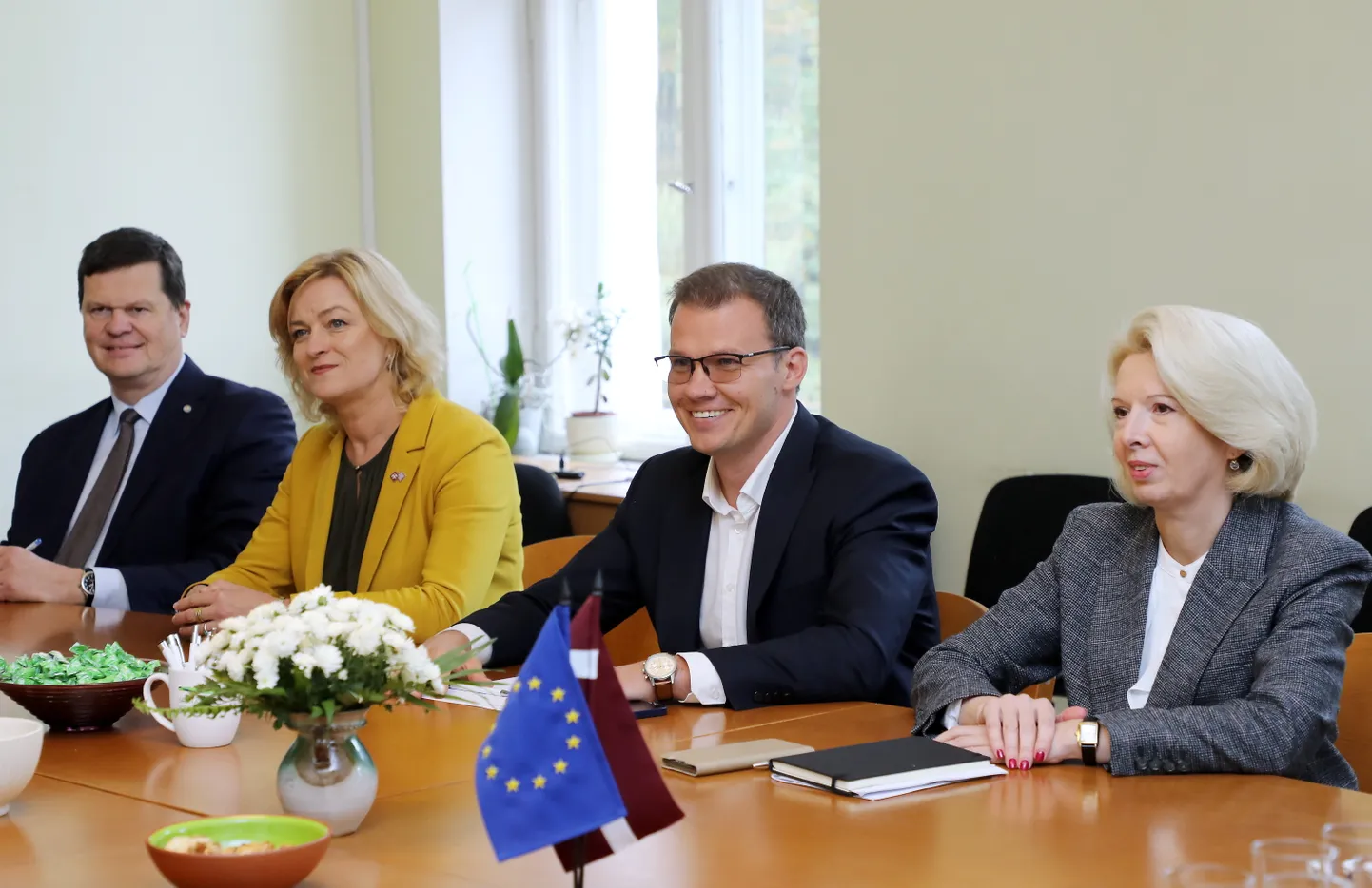 "Nacionālās apvienības "Visu Latvijai!" - "Tēvzemei un Brīvībai/LNNK" pārstāvji - zemkopības ministrs Kaspars Gerhards, ekonomikas ministre Ilze Indriksone, partijas priekšsēdētājs, 13. Saeimas deputāts Raivis Dzintars un Saeimas priekšsēdētāja Ināra Mūrniece tikšanās laikā ar partijas "Jaunā vienotība" pārstāvjiem, kurā pārrunās valdības prioritātes un darāmos darbus 14. Saeimā.