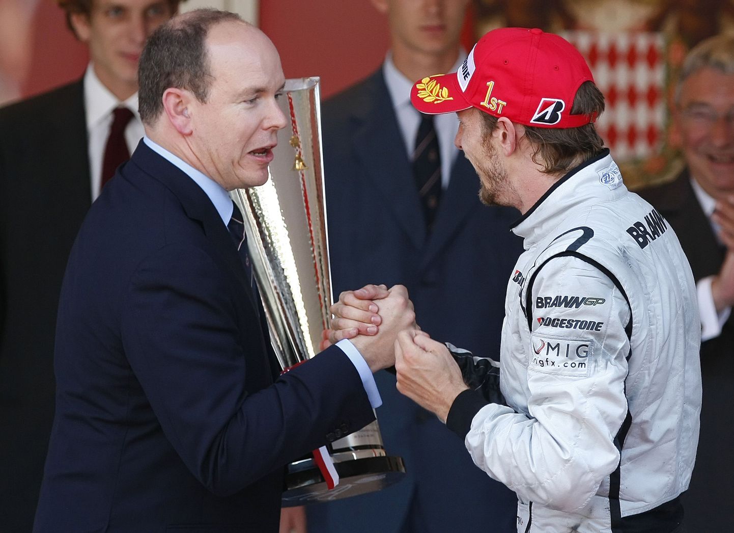 Monaco vürst Albert õnnitlemas Monaco GP võitjat Jenson Buttonit