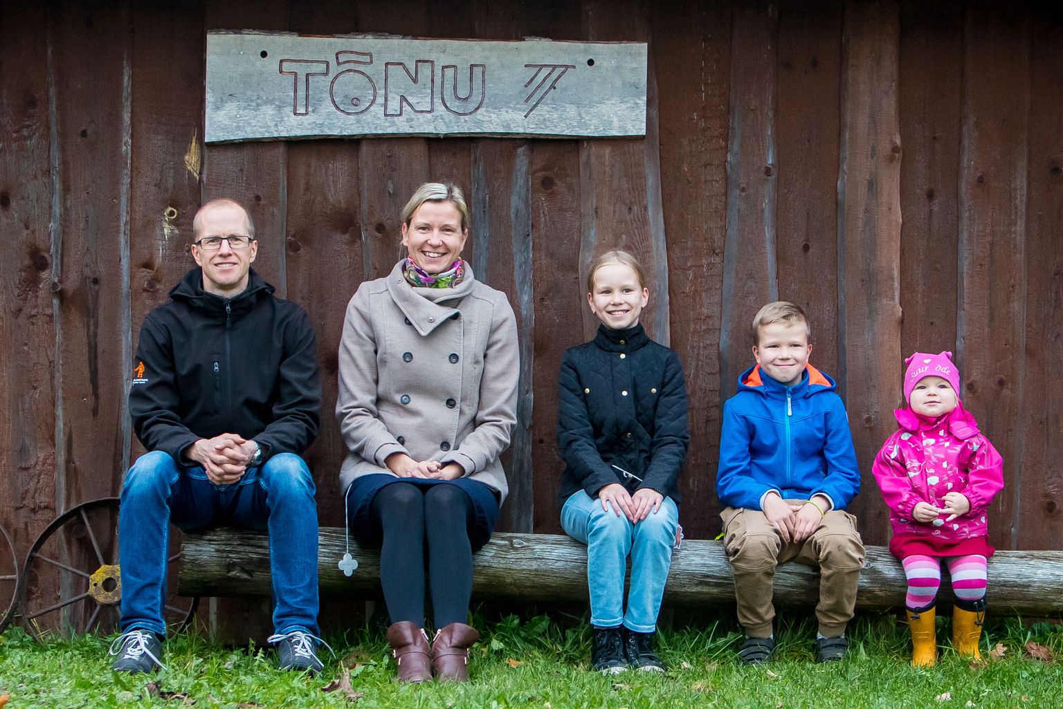 TÕNU TALU PERERAHVAS: Isa Taavi, ema Eve ning lapsed Epp Kristel, Ott Peeter ja Triinu Liis linnas elada ei tahaks.
