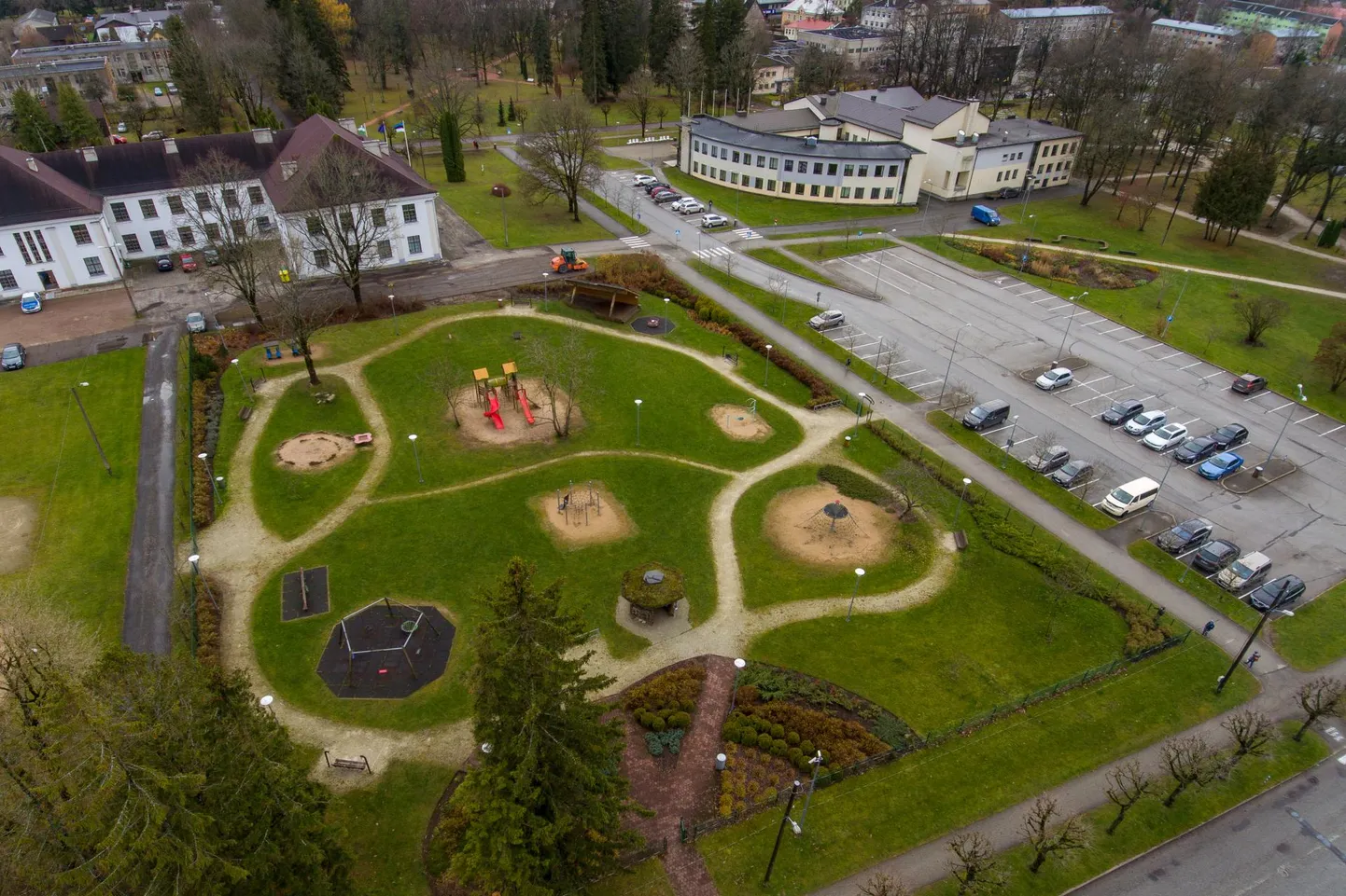 Arhitektuurikonkursi eesmärk on kujundada nii jalakäija- kui ka auto- ja rattasõbralik keskplats kultuurikeskuse, vallavalitsuse ja põhikooli vahel asuvasse piirkonda.