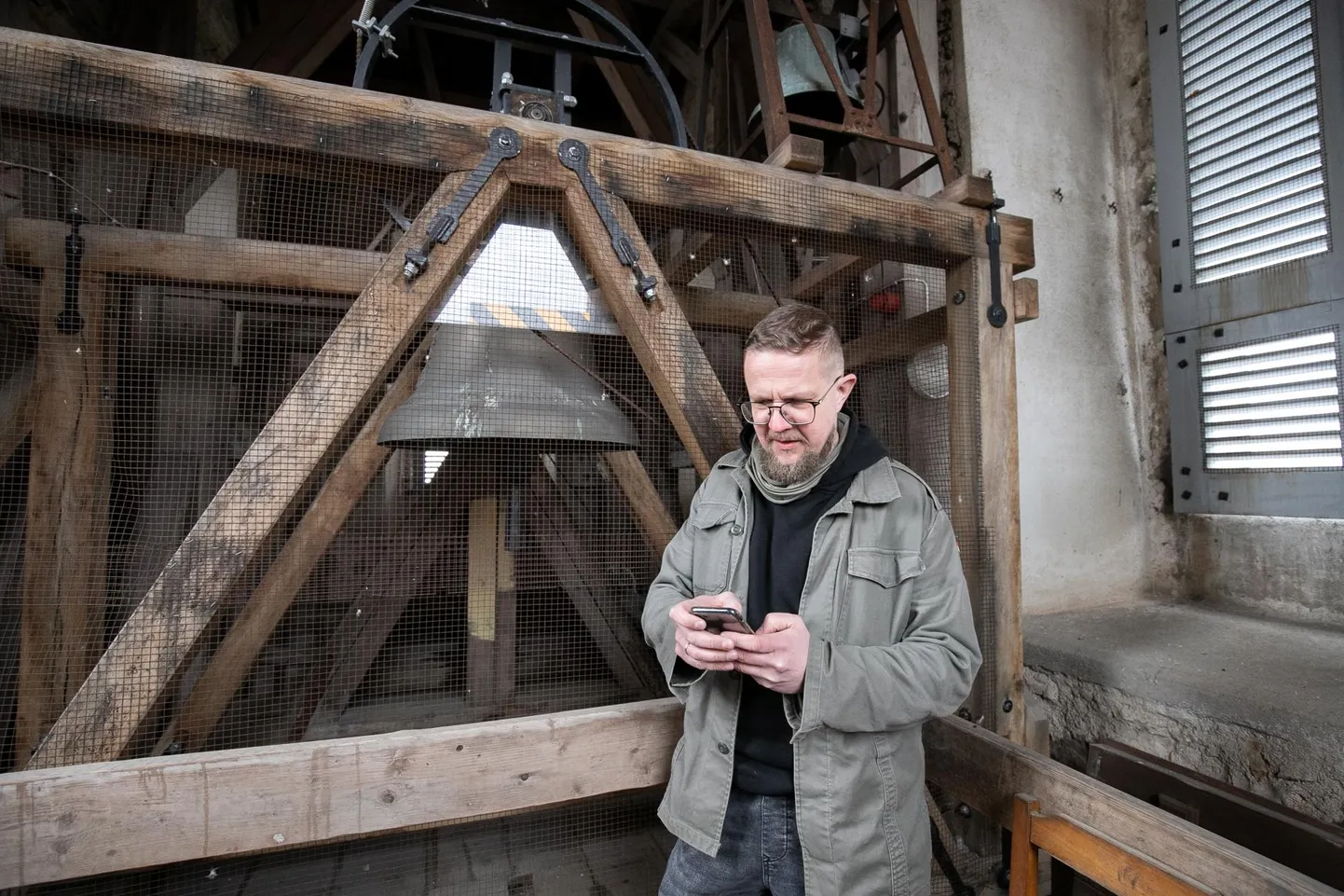 Rakvere Kolmainu kiriku õpetaja Tauno Toompuu saab kelladele helisemise käsu anda telefoni teel.