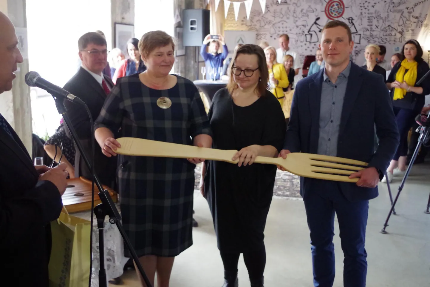 Maitsete aasta rändkahvli võtsid Vana-Võromaa nimel vastu Võrumaa Talupidajate Liidu tegevjuht Marika Parv (vasakult), Võrumaa toiduvõrgustiku koordinaator Esta Frosch ja taluliidu esimees, Andri-Peedo kitsetalu peremees Kermo Rannamäe.