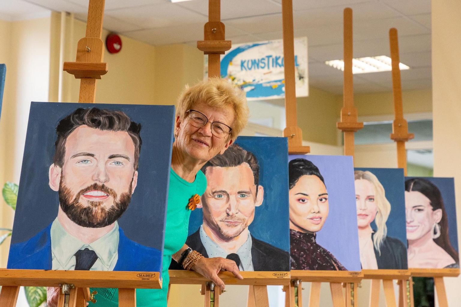 Paide kunstikooli õpetaja Mare Olev ja tema õpilaste maalitud Hollywoodi superstaarid.