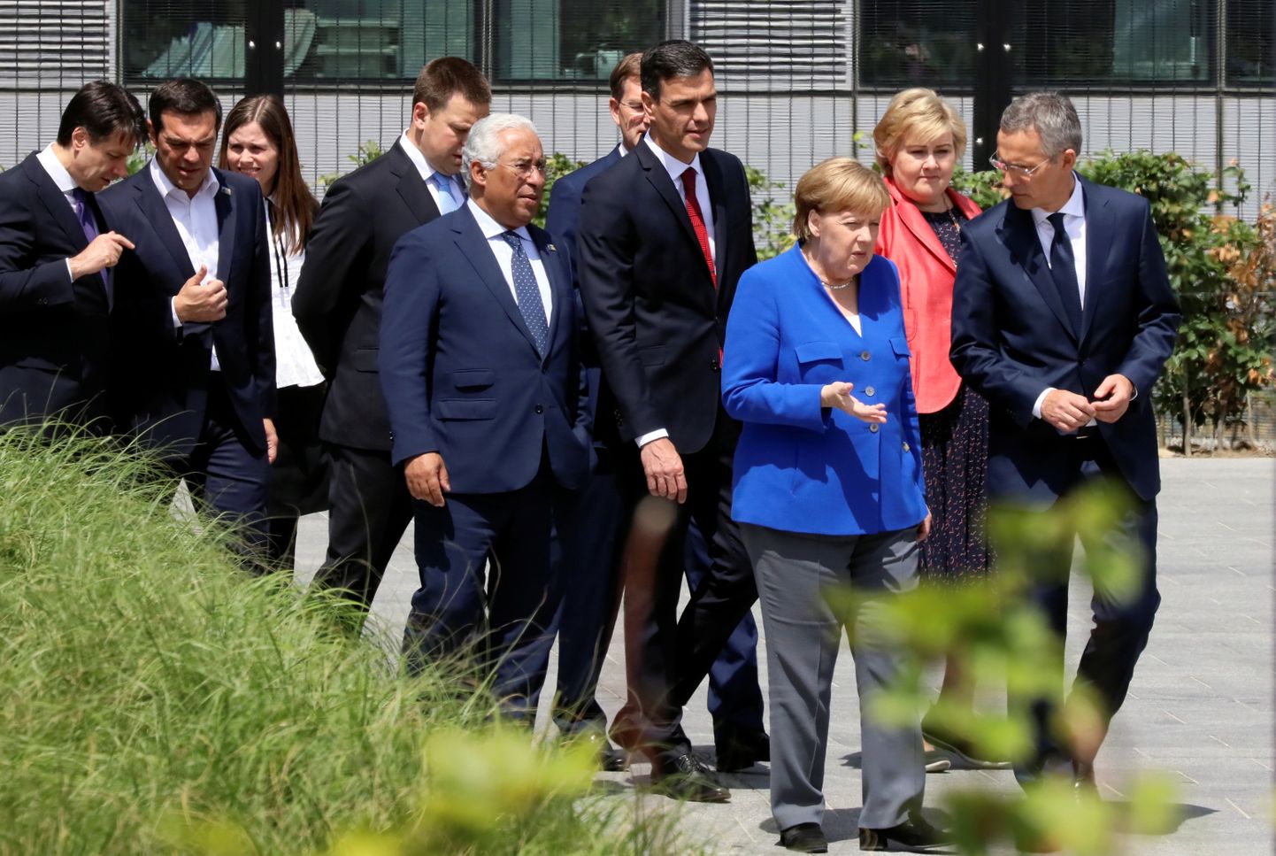 Saksa kantsler Angela Merkel ja NATO peasekretär Jens Stoltenberg tipkohtumise eel vestlemas.