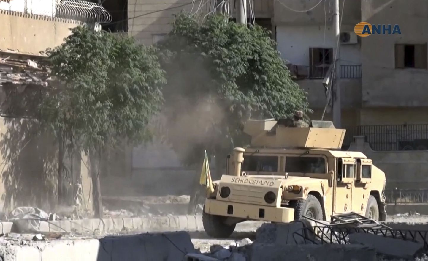 Liitlasvägede sõdur tulistab Raqqas islamistide pihta.