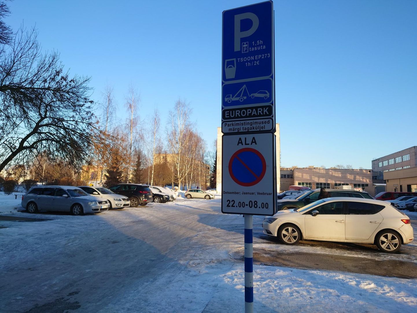 Saare Maxima juures on edaspidi parkimine päevasel ajal tasuline, öisel ajal talvekuudel aga üldsegi keelatud.