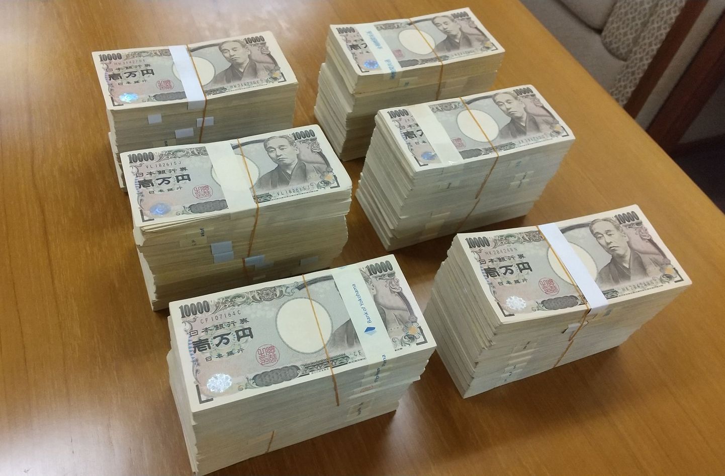 Yokosuka linnale annetatud rahatähed.