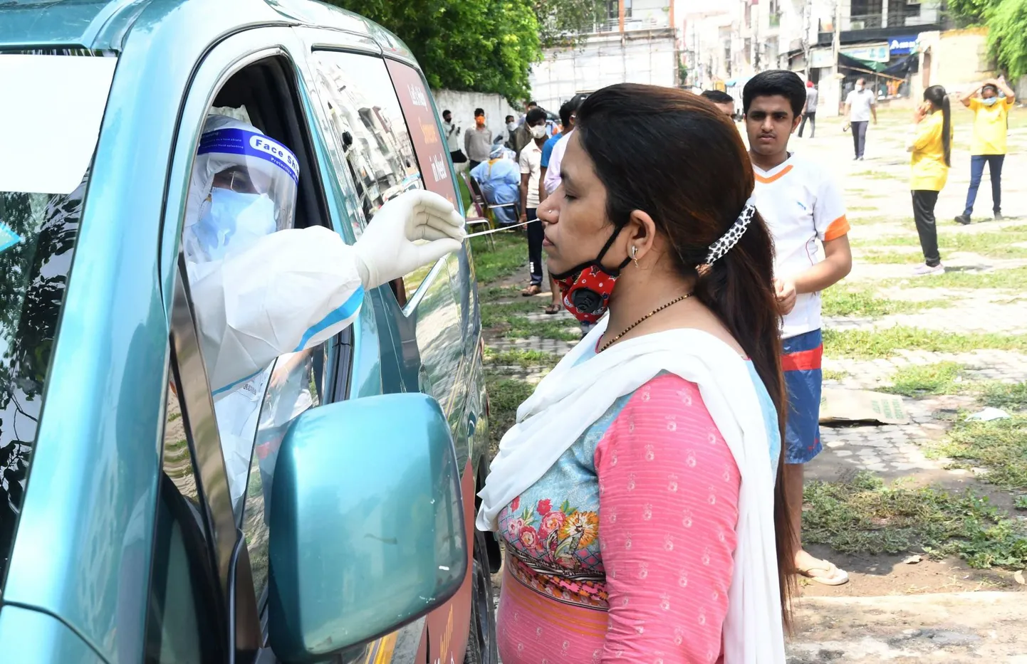 Naine annab koroonaviiruseproovi Delhis.