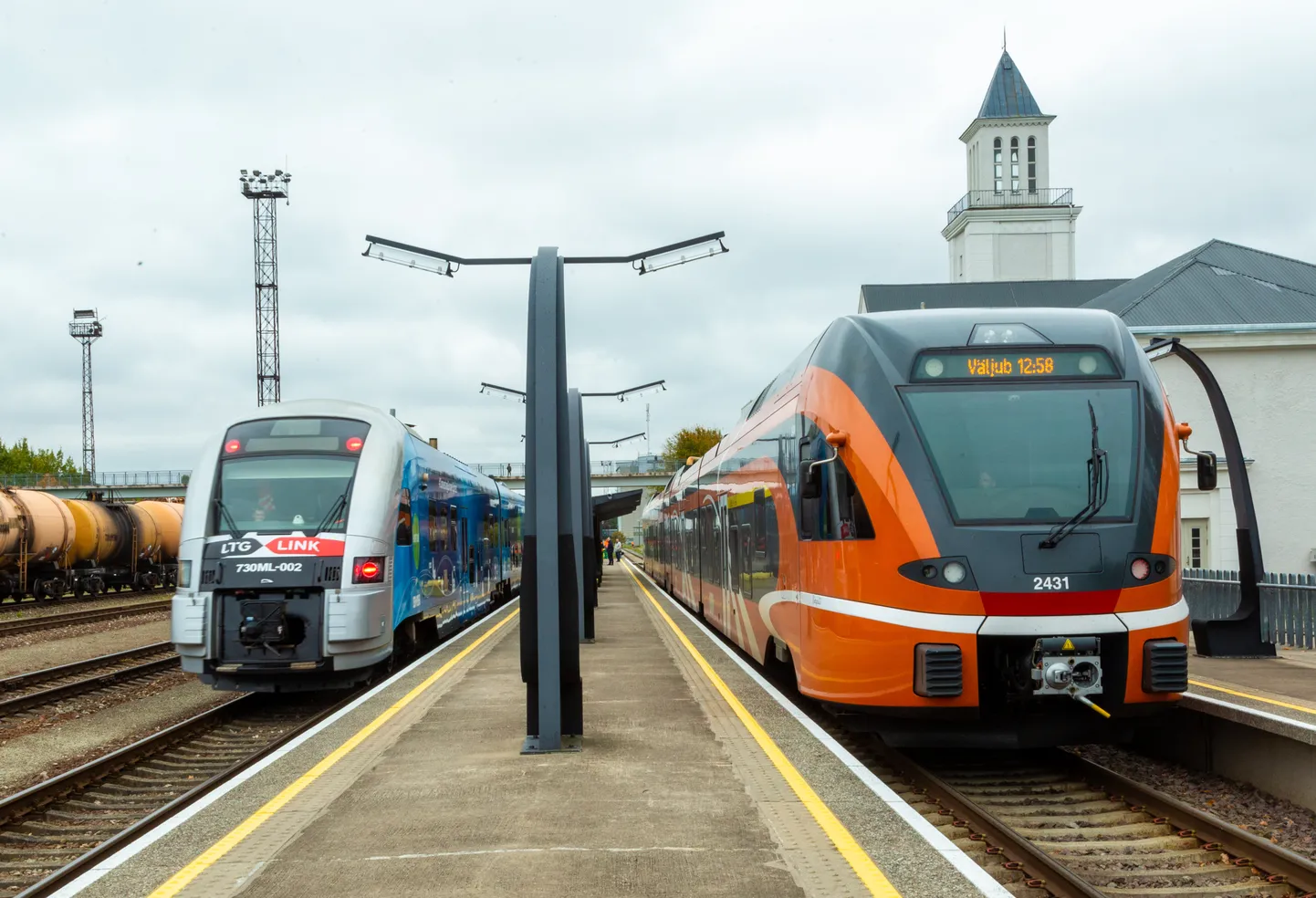 Tallinn-Vilnius rong peatumas Valga raudteejaamas.