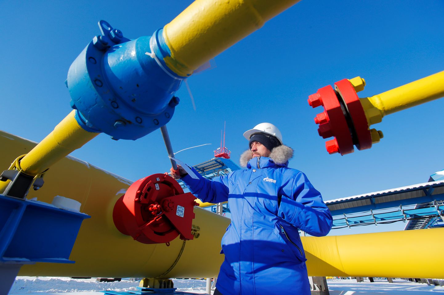 Gazpromi töötaja gaasitrassi kontrollimas.