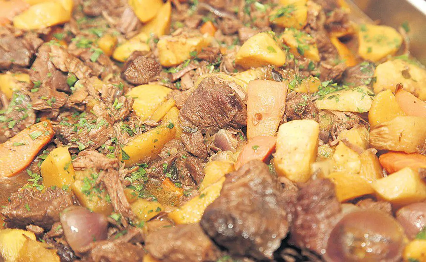 Рецепт тушеной говядины с овощами прост, не требует дорогих продуктов или длительного приготовления, а блюдо получается вкусное, полезное и сытное.