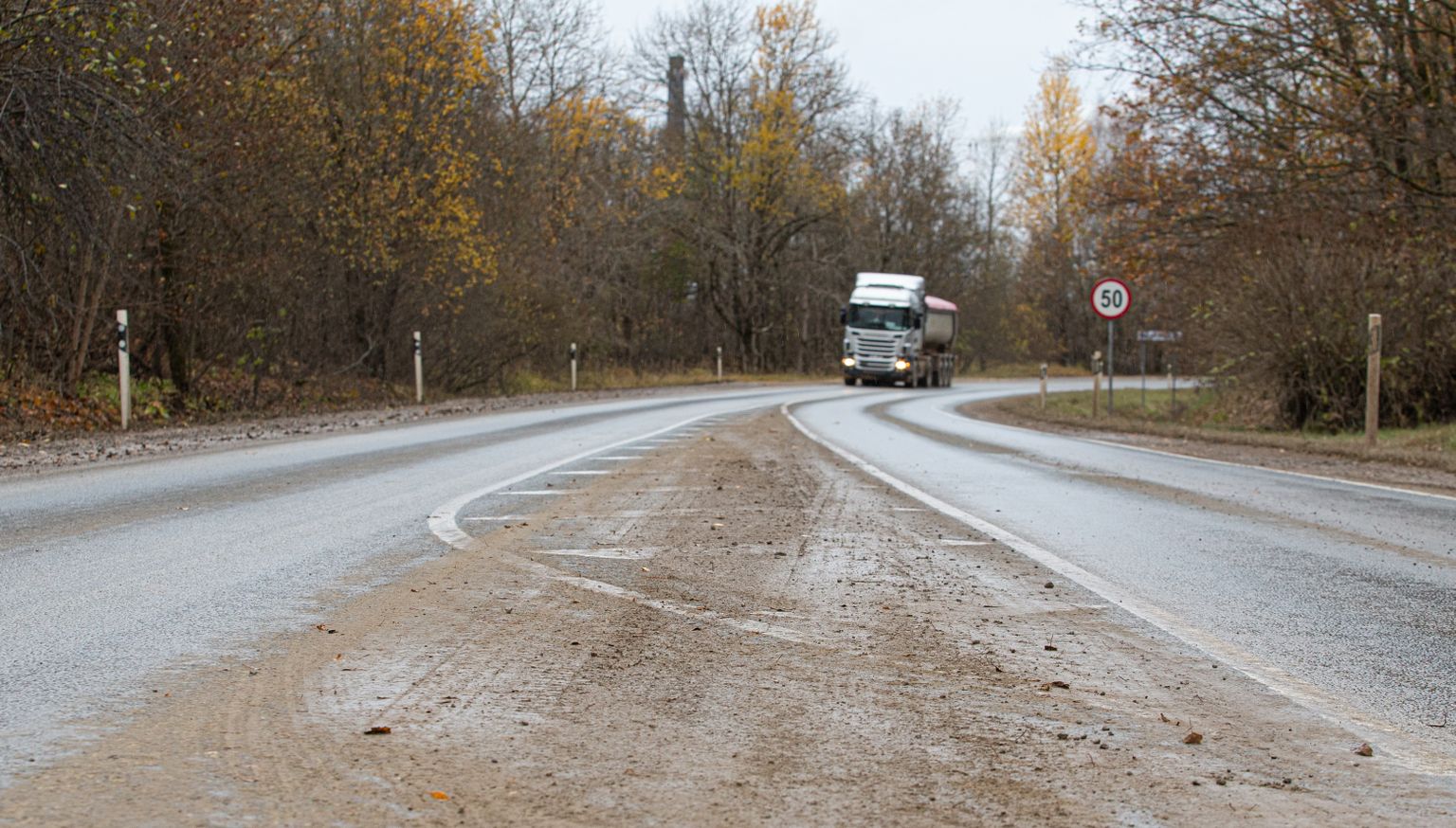 Karjäärist Narva poole suunduvad veokid jätavad maanteele saastaraja, mis olenevalt ilmast tolmu või porina Kiviõli linna kandub.