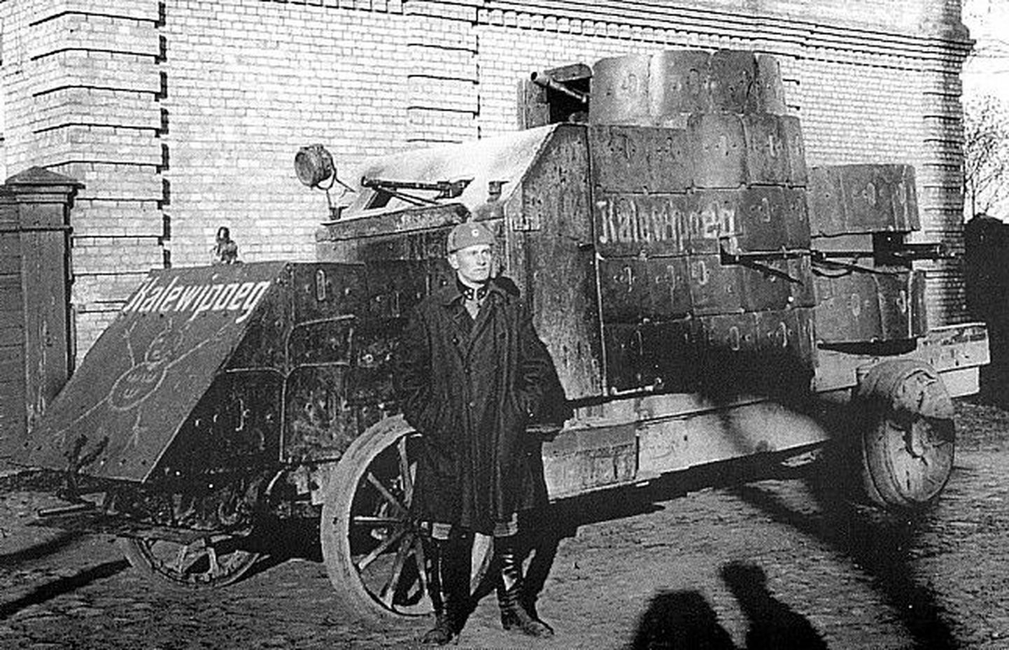 Kapten Lundborg ja soomusauto «Kalevipoeg» 1919. aasta kevadel.