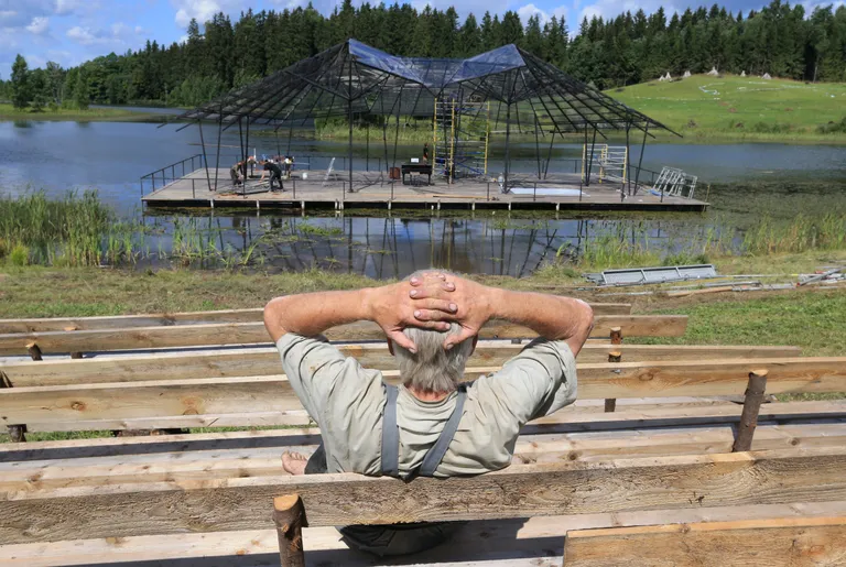 Tõnu Tamme puhkepaus. Lava on saanud õigele kohale.