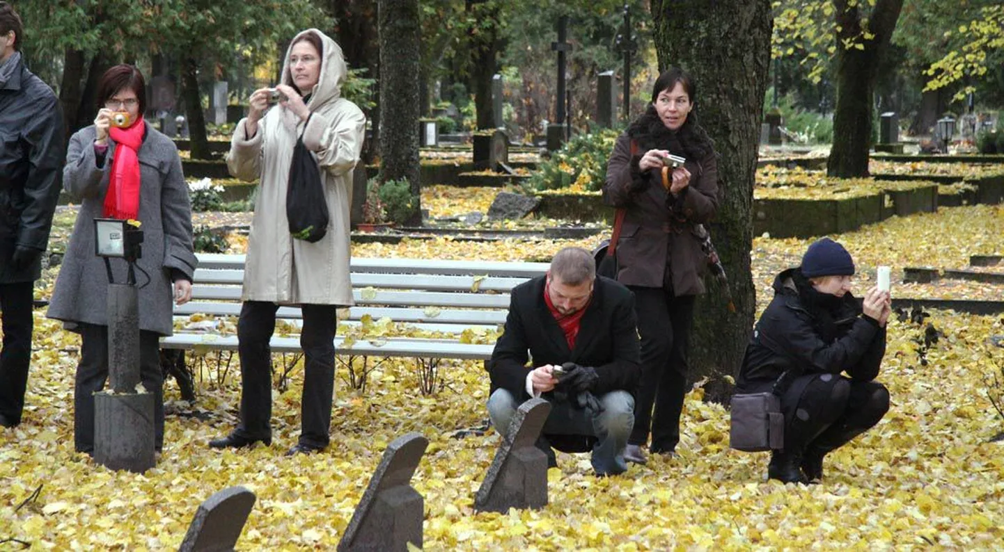 Soome rohelise keskkonna liidu liikmed pühendasid aastakonverentsil aega Pärnuga tutvumiselegi, pildistamist jätkus neil kuldkollaste sügislehtede vaibaga kaetud Alevi vanal kalmistul.