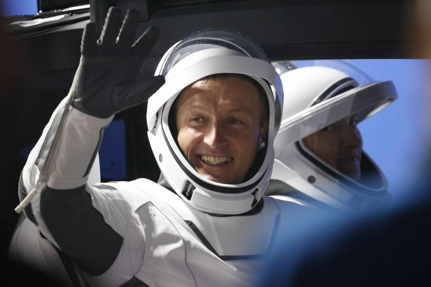 Saksa astronaudi hüvastijätt: selja taha jäi Maa, ees ootab SpaceX-i Falcon 9 rakett, mis viib rahvusvahelisse kosmosejaama (ISS).