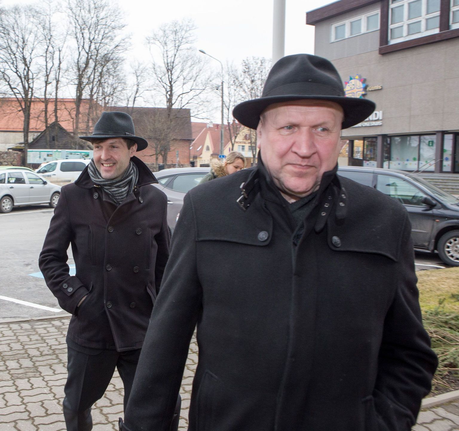 EKRE aseesimees Martin Helme (vasakul) ja erakonna juht Mart Helme eelmise aasta kevadel Viljandis.