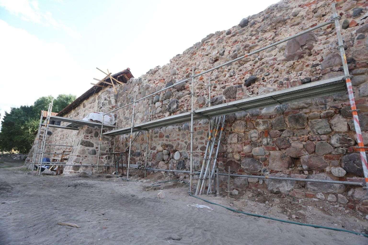 Praegu remonditava linnamüüri säilinud jupi juures Tartu Uue Teatri kõrval asus Vene värav.