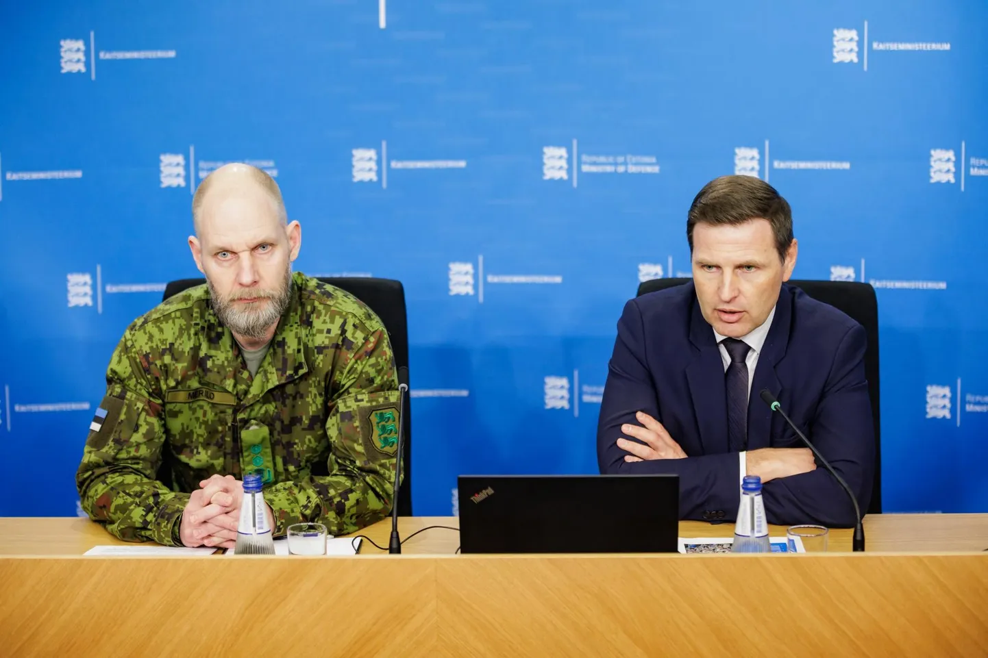 Kaitseminister Hanno Pevkur (paremal) ütles, et 12 pakkumist näitab, et huvi rajatava kaitsetööstupargi vastu on suur.